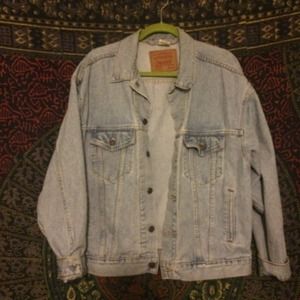 Vintage Levi's oversized denim jacket! OS
