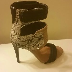 Izabella Rue heels size 8 1/2 brand new