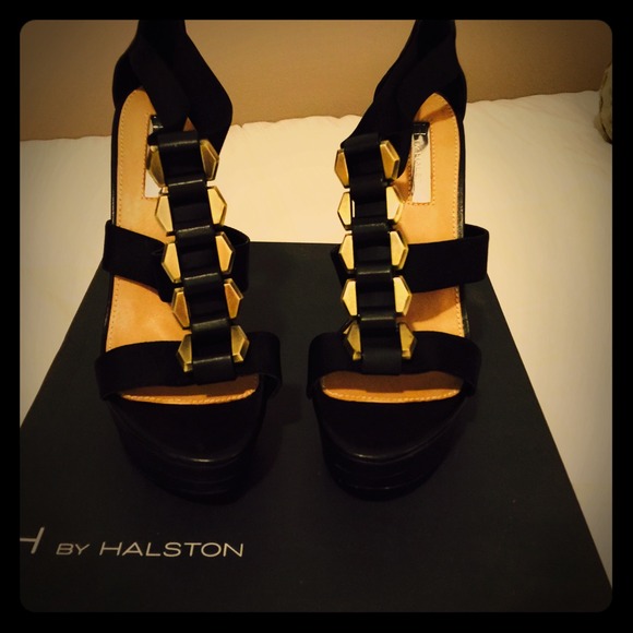 Beautiful Sexy Halston Heels - Picture 3 of 5