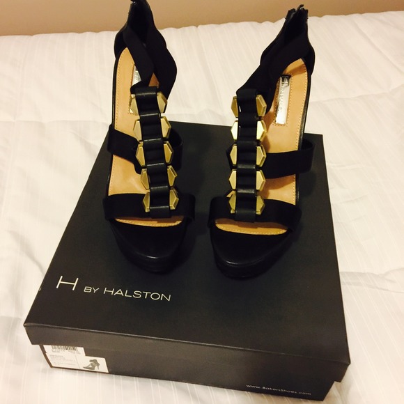 Beautiful Sexy Halston Heels - Picture 2 of 5