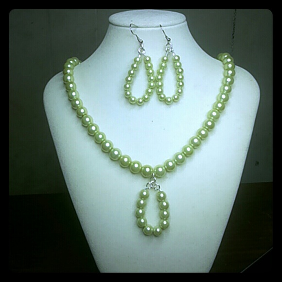 Two piece necklace set