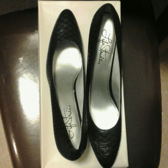 New Black pumps
