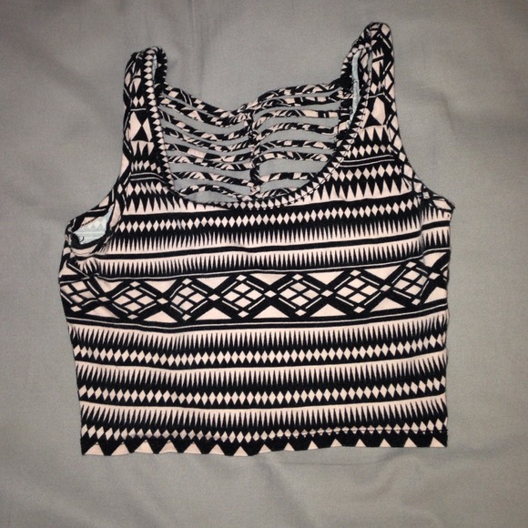 🚫SOLD ON VINTED🚫Light pink Aztec crop top