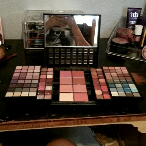 Makeup palette