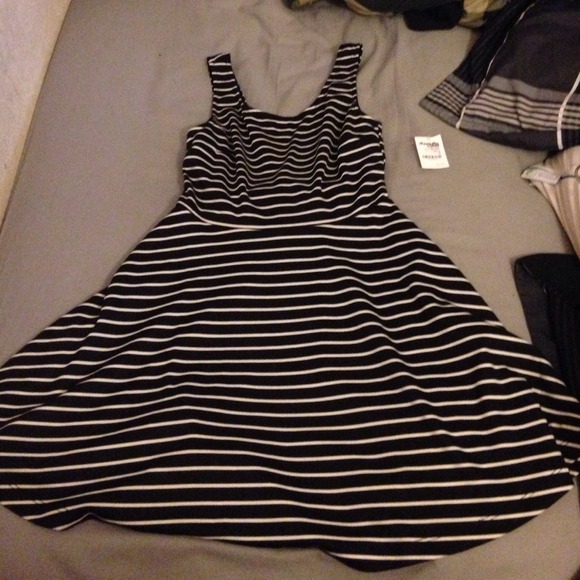 🚫SOLD TO PLATOS🚫NWT striped bow back dress