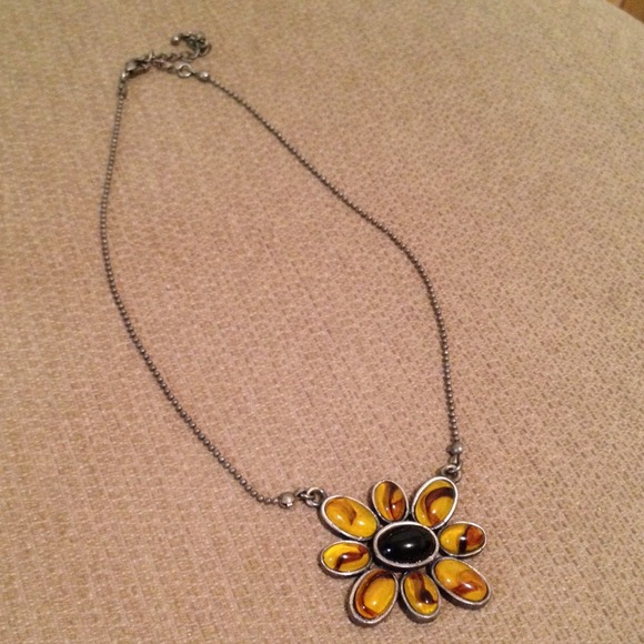 Tortoise shell flower necklace with lobster claw closure - Picture 1 of 7
