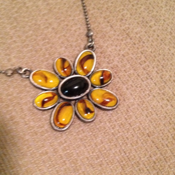 Tortoise shell flower necklace with lobster claw closure - Picture 2 of 7