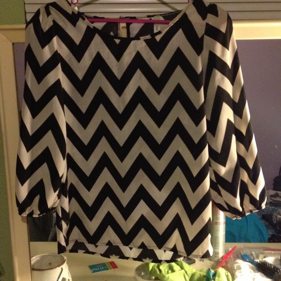 Black & creamy white Chevron Blouse. 🐼