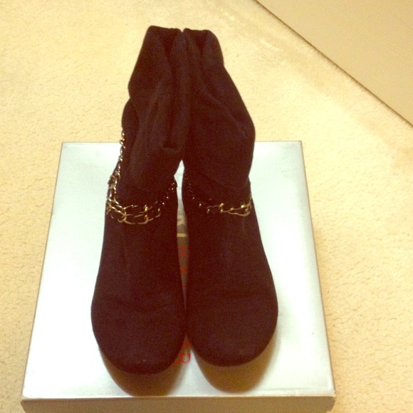 Report Dana Black Suede Boots