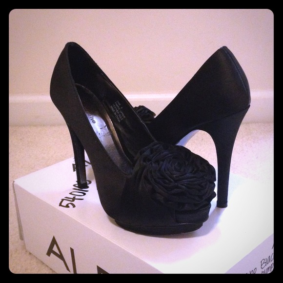 Zigi Soho Black Satin Flower PeepToe Platform Pump