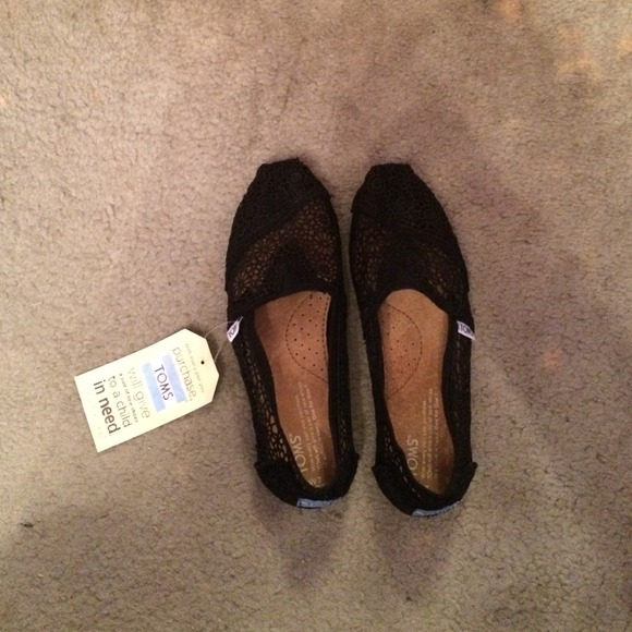 Black lace toms