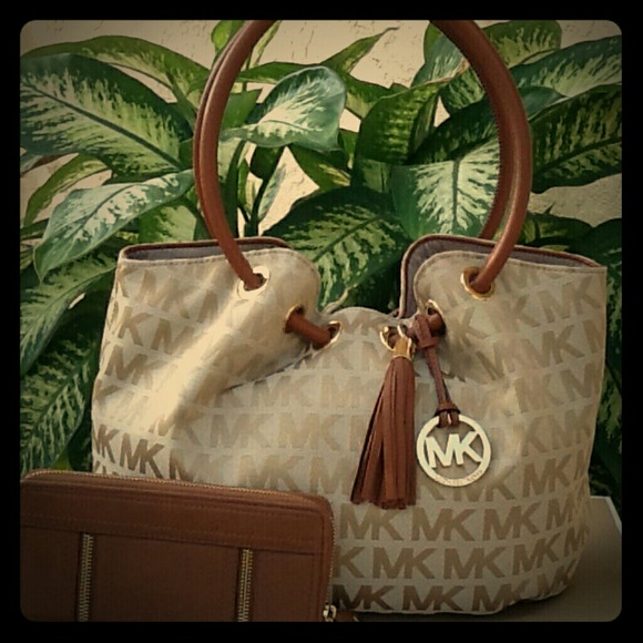 SOLD SOLD Micheal Kors Medium Tote & Wallet Set