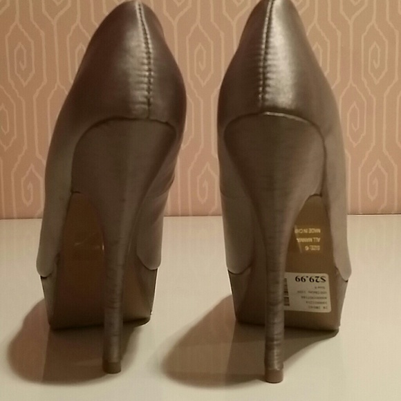 Heels - Picture 4 of 4