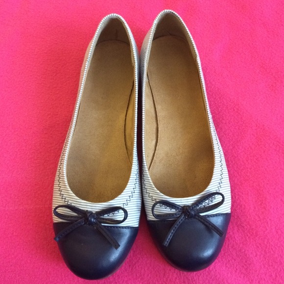 Like new cute blue bow flats