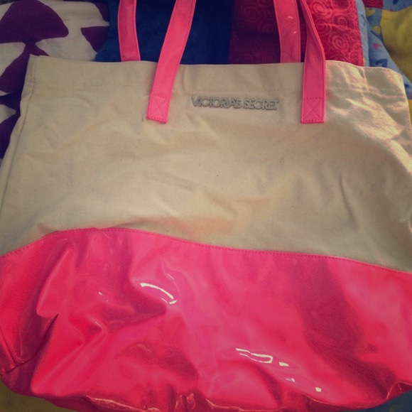 Sold in a bundled!!! Vs beach bag