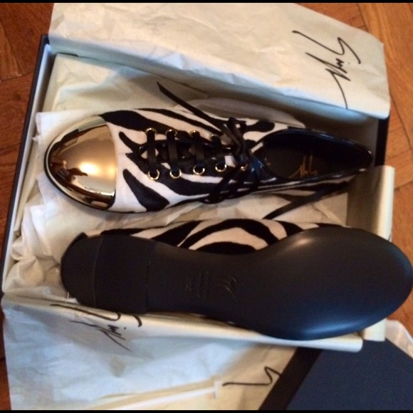 💥🎉👏2 HOUR SALE👏🎉Giuseppe Zanotti zebra flats - Picture 4 of 4