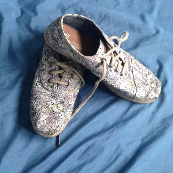 Cute floral toms