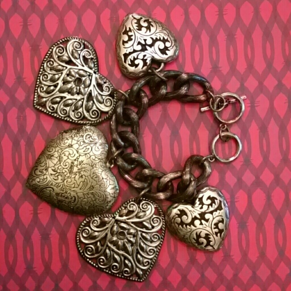 🚫❌SOLD❌🚫Vintage inspired heart charm bracelet!
