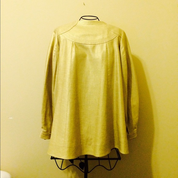 ***SOLD***NWOT BURBERRY BEIGE/GOLD COAT  $850.00 - Picture 2 of 4