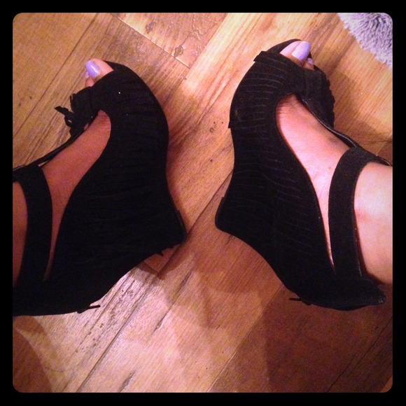 Black Peep Toe Fringed Wedges. Size 11. 🙌