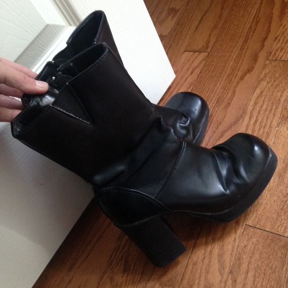 $5 Like new! Cute black zipper heel wedge boots