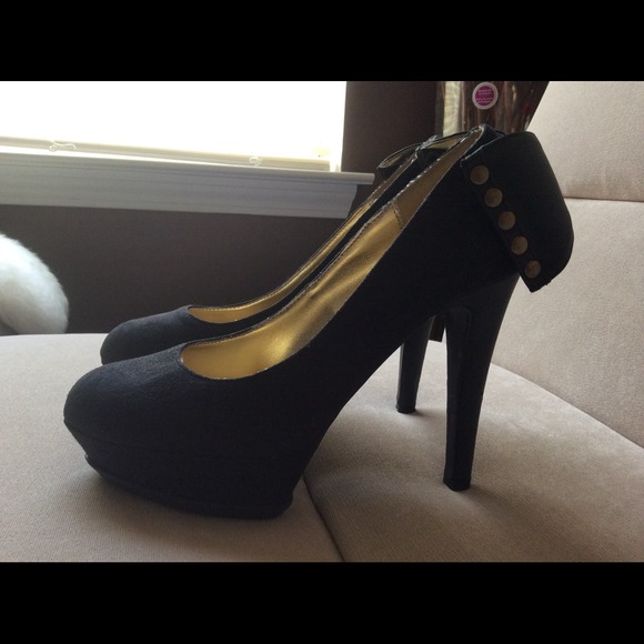 Michael Antonio pumps with bow accent