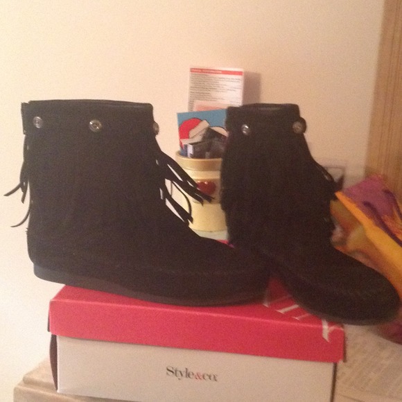 Minnetonka black moccasins