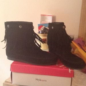 Minnetonka black moccasins