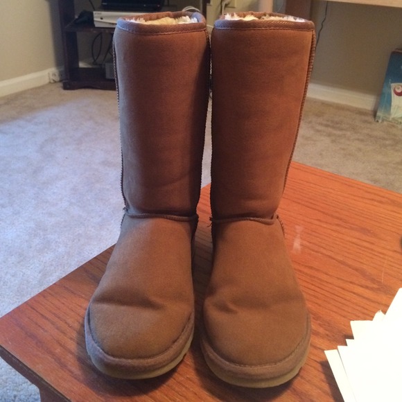 UGG Classic Tall in Chestnut Size W 6