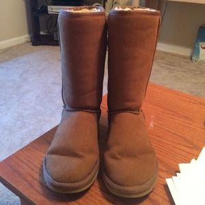 UGG Classic Tall in Chestnut Size W 6