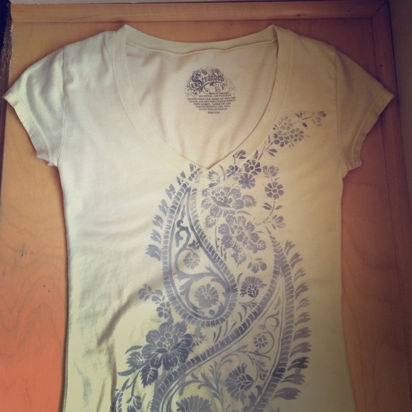 🍀V-Neck shirt.