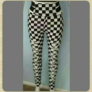 ✔SOLD - Blk & white checkered leggings