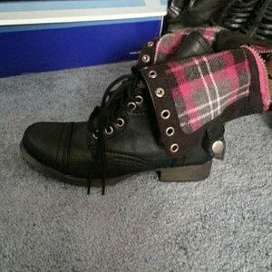 Combat boots