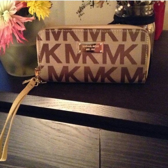 Micheal Kors wristlet / wallet