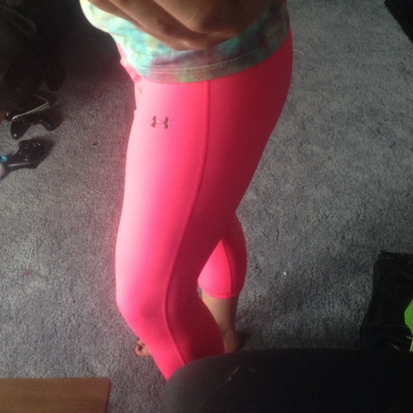 NWOT Under Armour Cropped Leggings