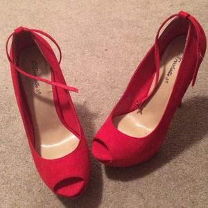 Breckelle's Red Pumps