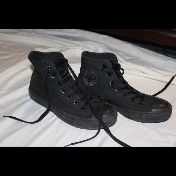 Authentic black high-tops Converse size 8 women's