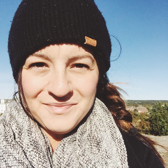 Meet your Posher, Ashley! Top 10%, Top Rated - Picture 2 of 5