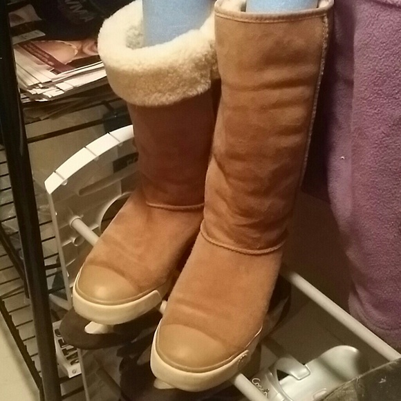 Authentic UGG - Picture 2 of 3