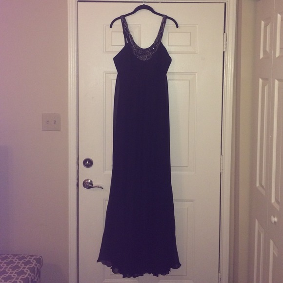 Stunning BCBG maxi dress with 100% silk shell. - Picture 3 of 4