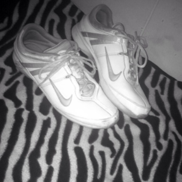 White nike tennis shoes