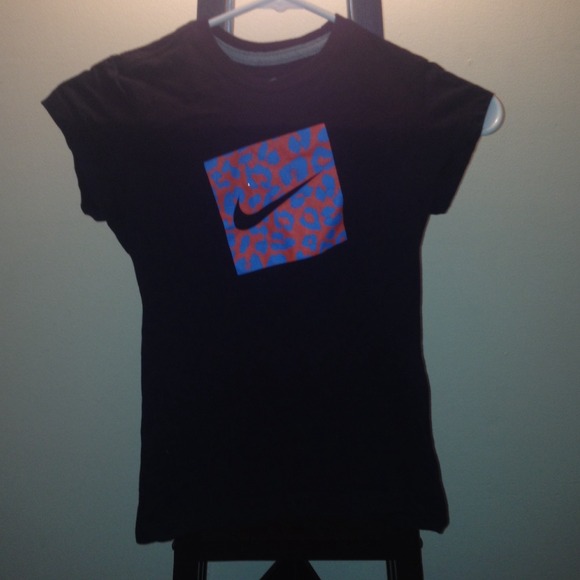 Girls Nike Shirt 👚NWOT👚 - Picture 1 of 1