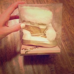 Baby JUICY fluffy boots sz 3 (6-9months)