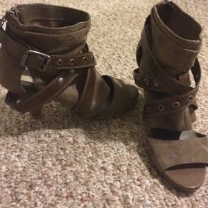 Vera wang taupe and brown small heel