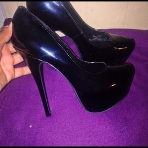 Black platform pumps 😍