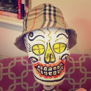 AUTHENTIC BURBERRY Reversible Taupe/Nova Check Hat