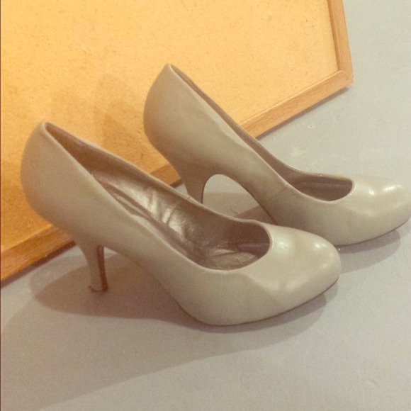 Grey pumps