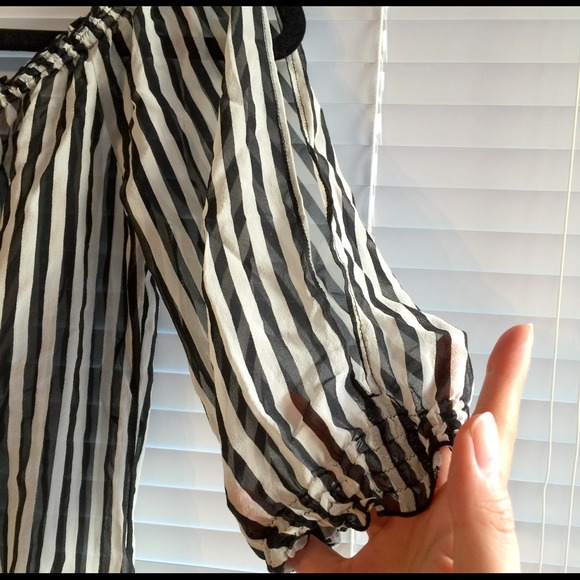 CLEARANCE‼️ArdenB striped chiffon top open shoulde - Picture 3 of 4