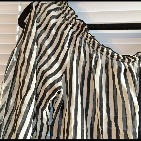 CLEARANCE‼️ArdenB striped chiffon top open shoulde - Picture 4 of 4