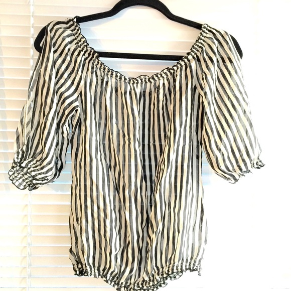 CLEARANCE‼️ArdenB striped chiffon top open shoulde - Picture 1 of 4